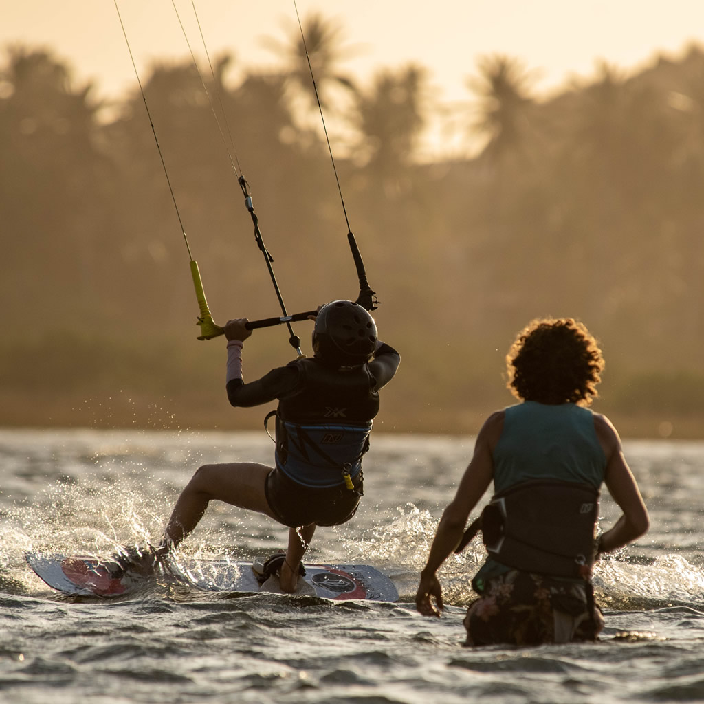 Praticante de kitesurf em praia da Bahia com o Clube da Prancha